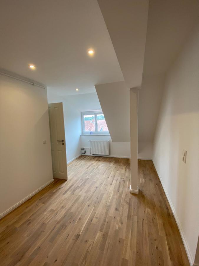 Neu sanierte 2Zimmer Dachgeschosswohnung mit Echtholzboden Artofestate