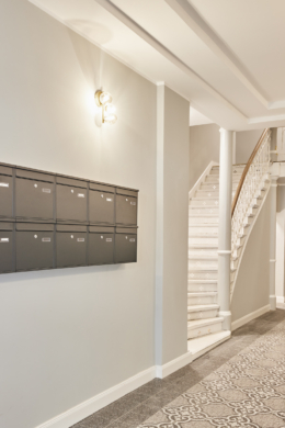 Zugang Treppen - 4,5-Zimmerwohnung mit Einbauküche in Hannover Linden – Aufwendig saniert