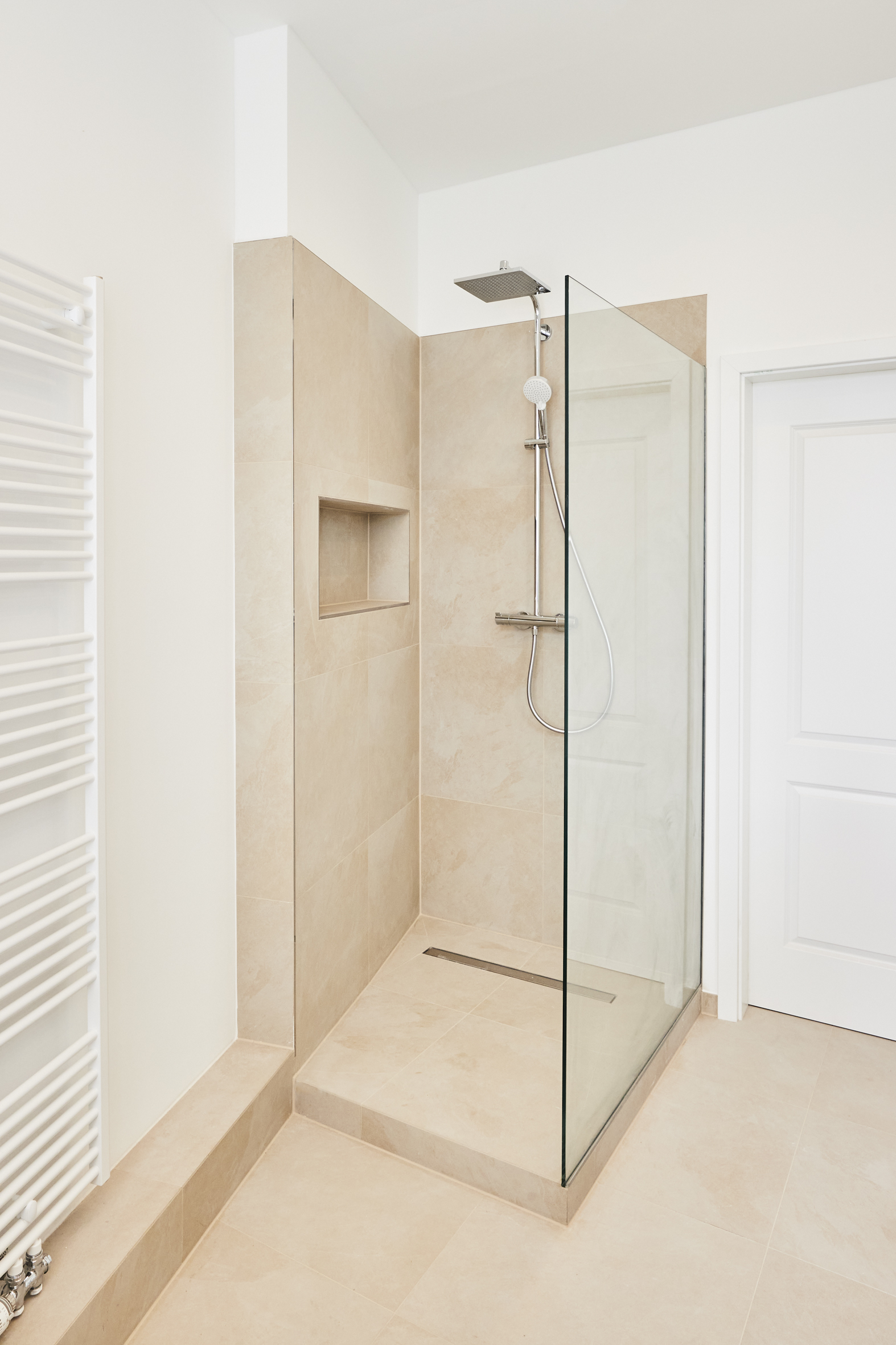 Badezimmer_1 - 4,5-Zimmerwohnung mit Einbauküche in Hannover Linden – Aufwendig saniert