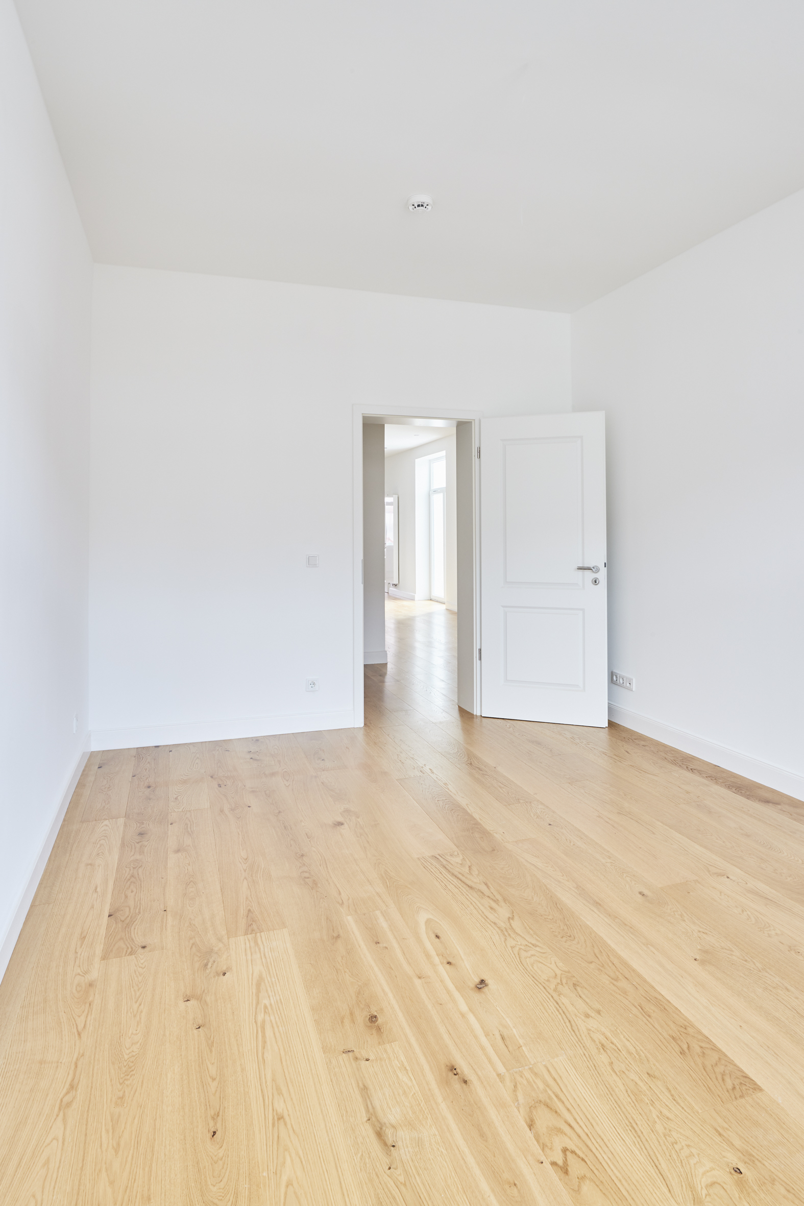 Zimmer 2 mit Blick zur Tür - 4,5-Zimmerwohnung mit Einbauküche in Hannover Linden – Aufwendig saniert