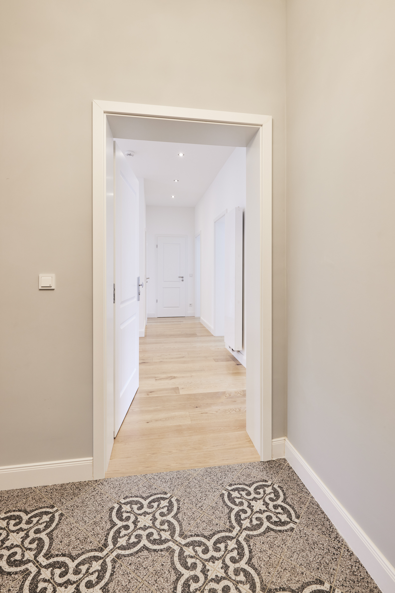 Zugang zur Wohnung - 4,5-Zimmerwohnung mit Einbauküche in Hannover Linden – Aufwendig saniert