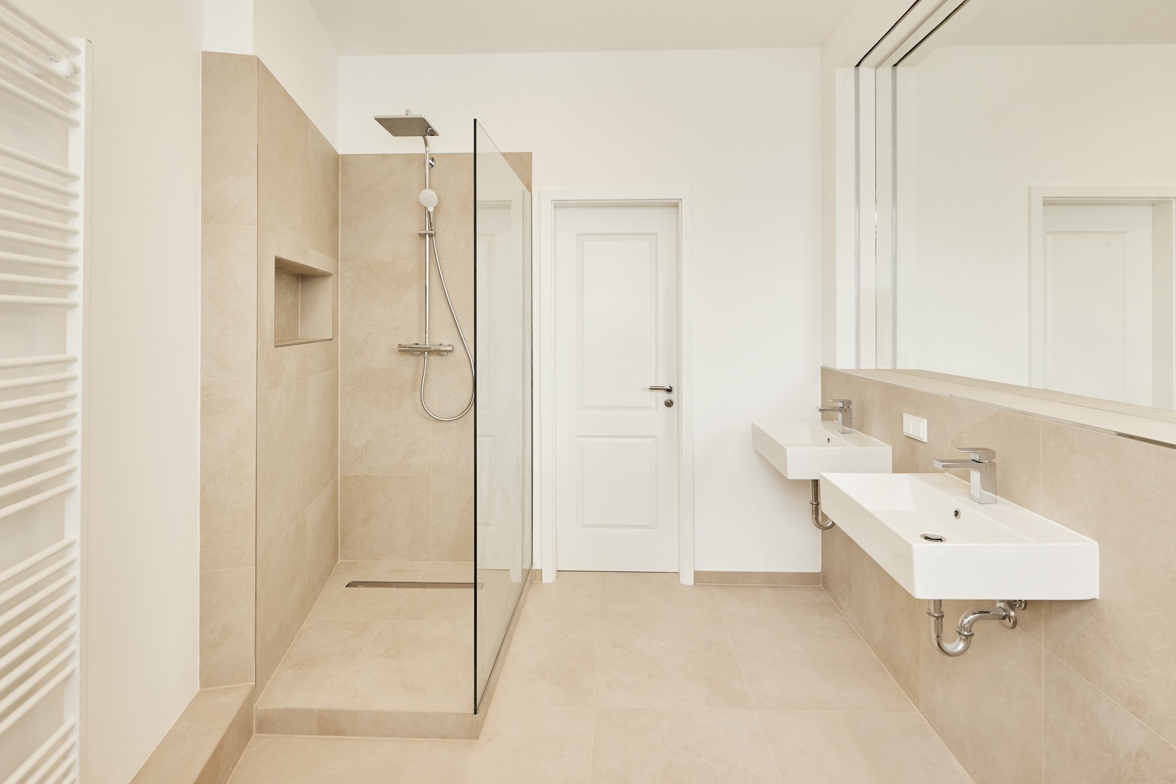 Badezimmer_3 - 4,5-Zimmerwohnung mit Einbauküche in Hannover Linden – Aufwendig saniert