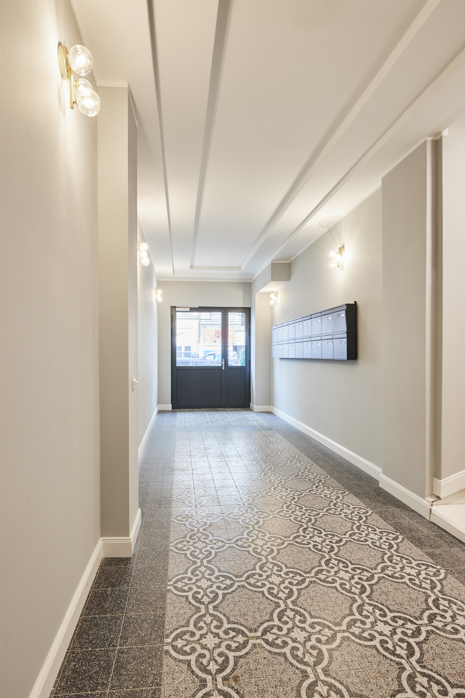 Treppenhaus Eingang - 4,5-Zimmerwohnung mit Einbauküche in Hannover Linden – Aufwendig saniert