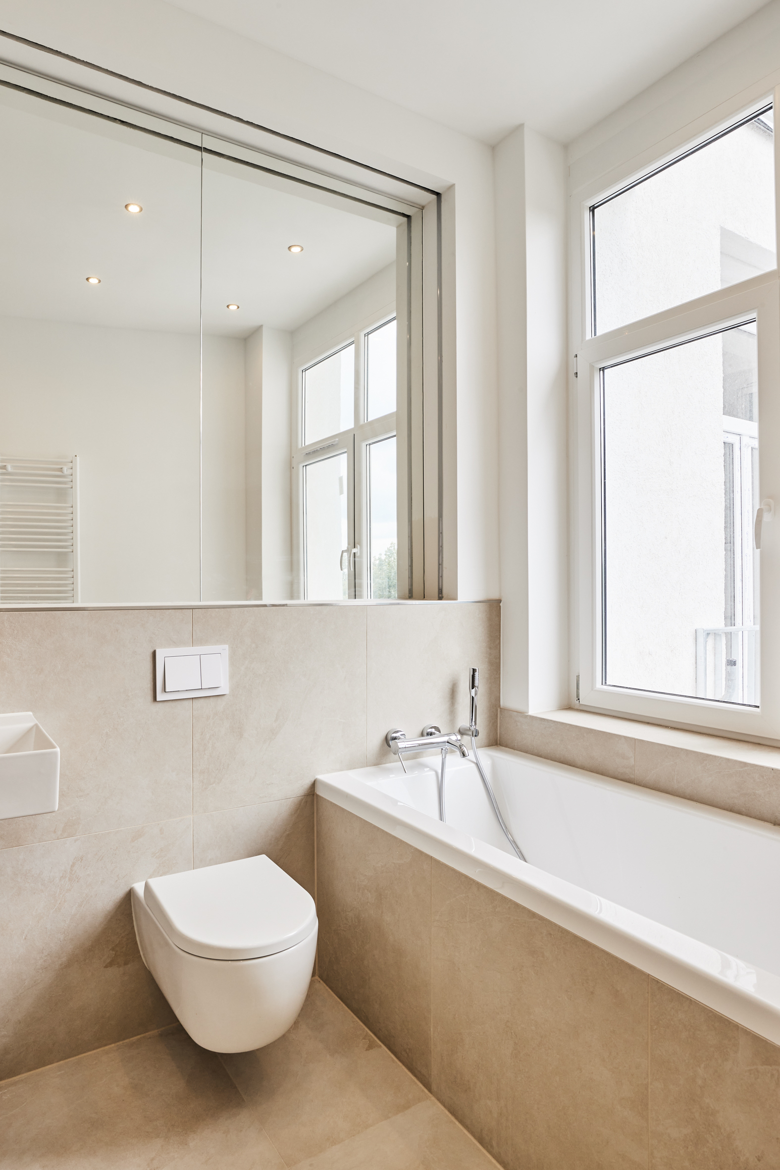 Badezimmer_ - 4,5-Zimmerwohnung mit Einbauküche in Hannover Linden – Aufwendig saniert