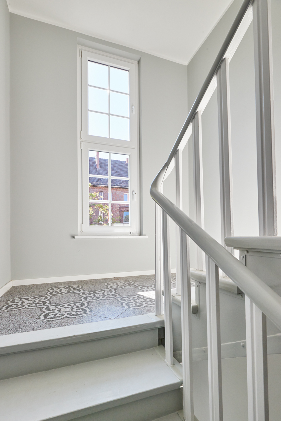 Treppenhaus Fenster - *VERKAUFT*Hochwertige Dachgeschosswohnung mit Einbauküche und großem Tageslichtbad