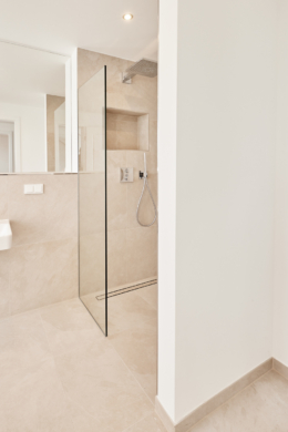 Badezimmer-Walk In Dusche - *VERKAUFT*Hochwertige Dachgeschosswohnung mit Einbauküche und großem Tageslichtbad