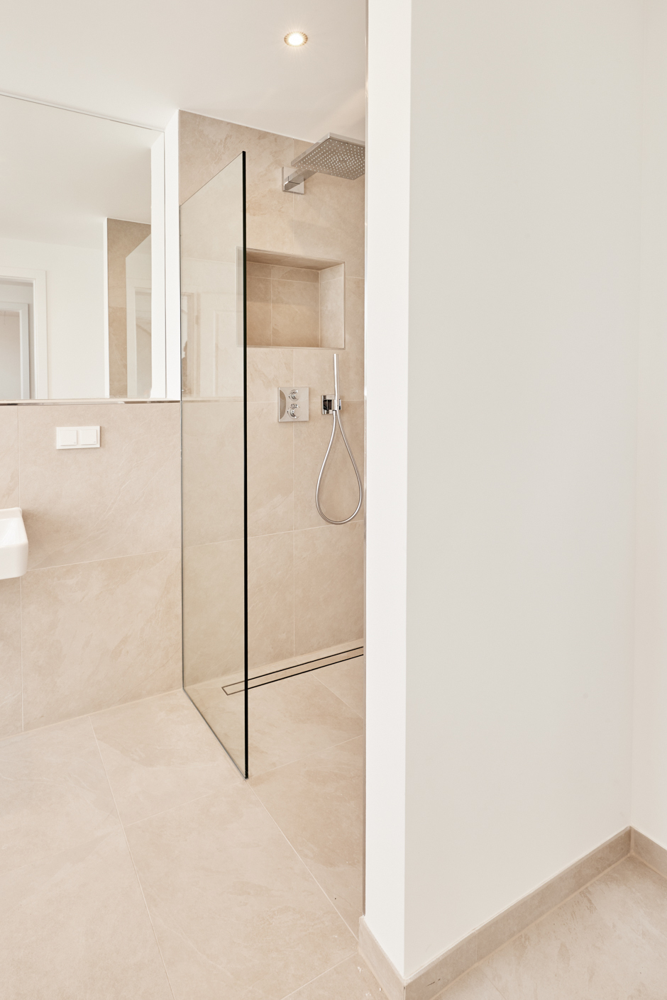 Badezimmer-Walk In Dusche - *VERKAUFT*Hochwertige Dachgeschosswohnung mit Einbauküche und großem Tageslichtbad