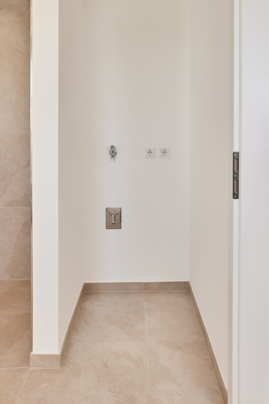 Badezimmer-Waschmaschinenanschluss - *VERKAUFT*Hochwertige Dachgeschosswohnung mit Einbauküche und großem Tageslichtbad