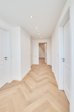 Flur mit Blick zur Küche_ - *VERKAUFT*Hochwertige Dachgeschosswohnung mit Einbauküche und großem Tageslichtbad