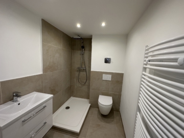 Badezimmer_ - Vollsanierte 2-Zimmerwohnung mit hochwertiger Einbauküche in Bestlage Hildesheim