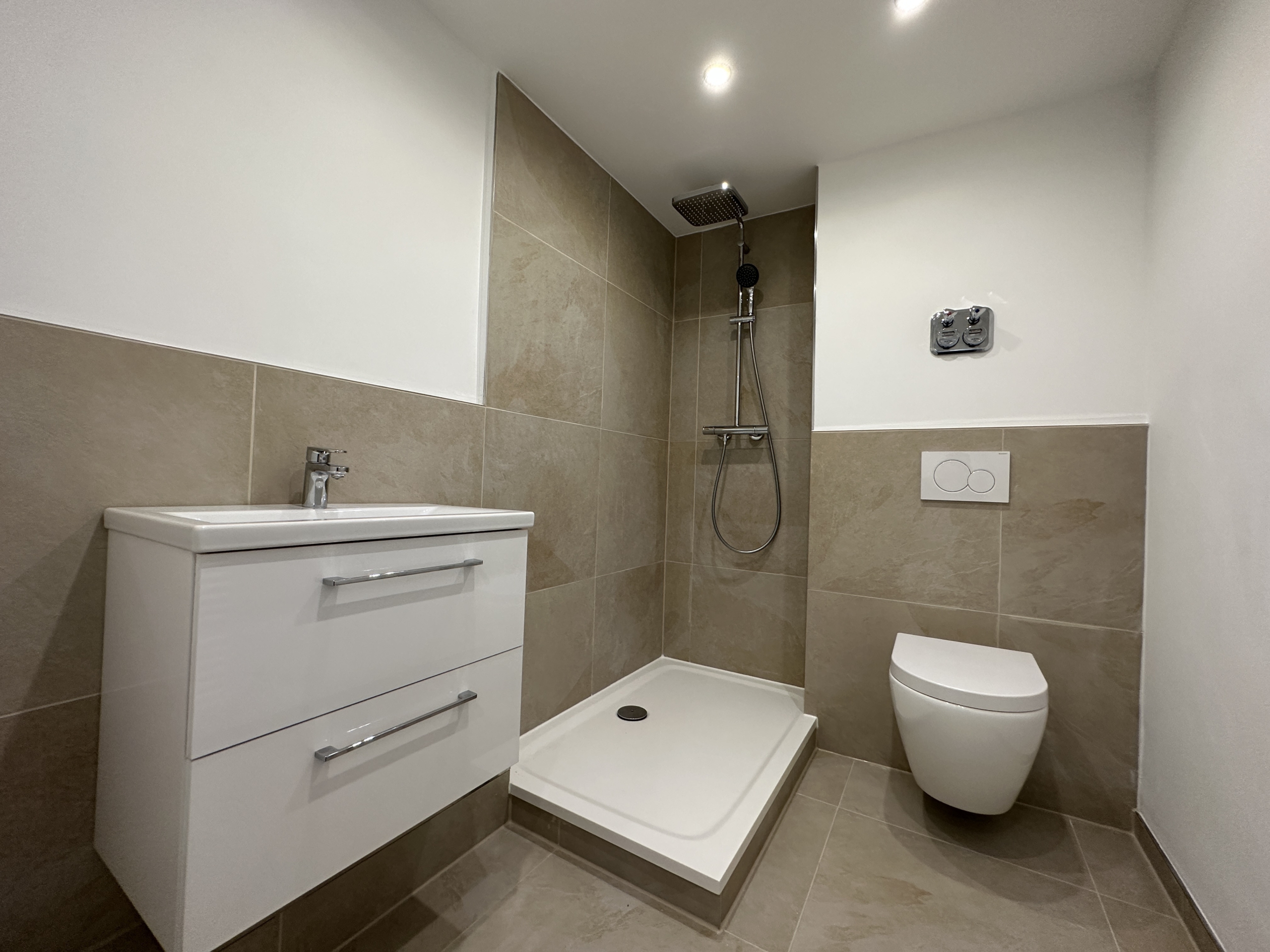 Badezimmer_1 - Vollsanierte 2-Zimmerwohnung mit hochwertiger Einbauküche in Bestlage Hildesheim