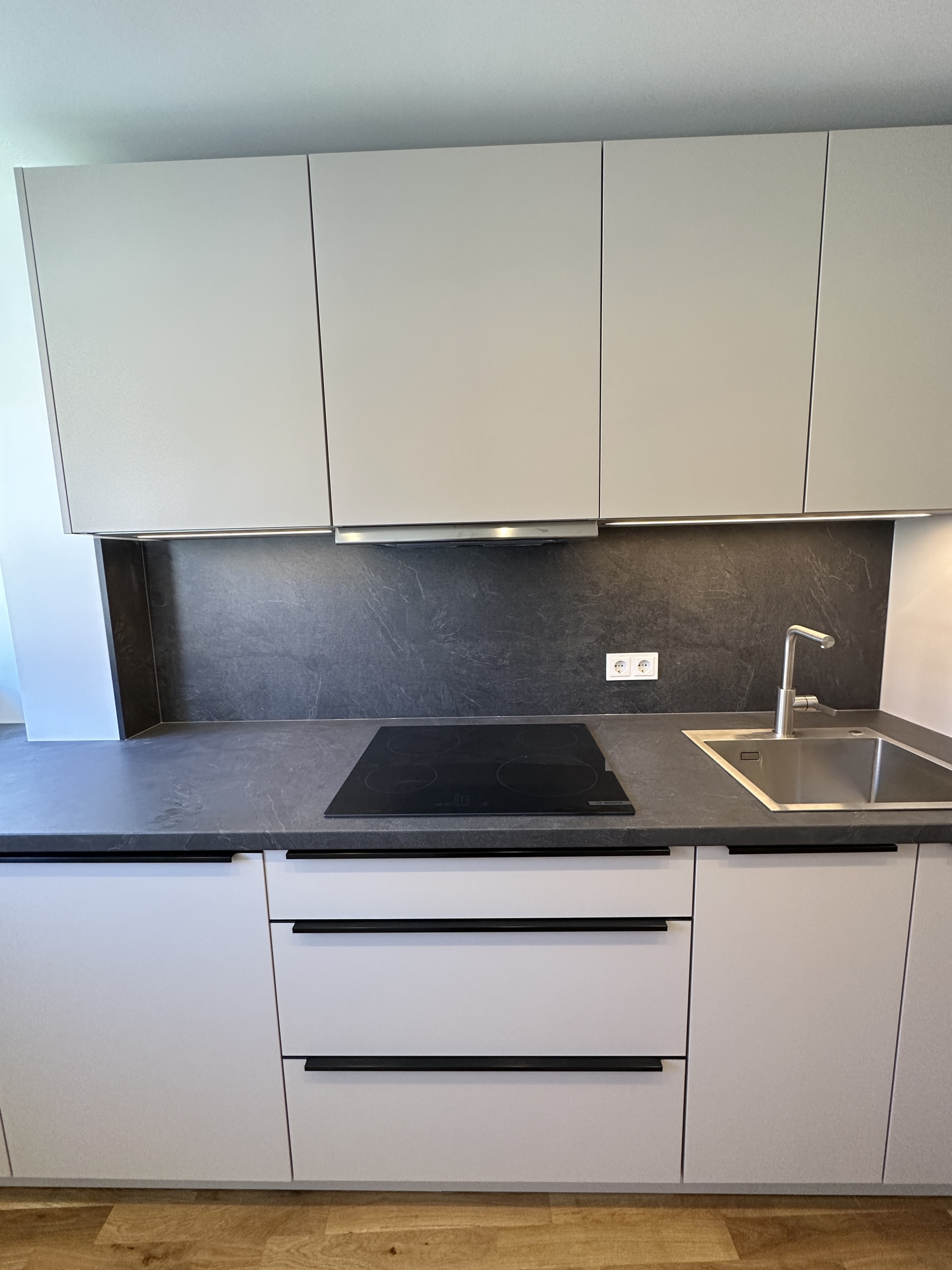 Details Küche - Vollsanierte 2-Zimmerwohnung mit hochwertiger Einbauküche in Bestlage Hildesheim