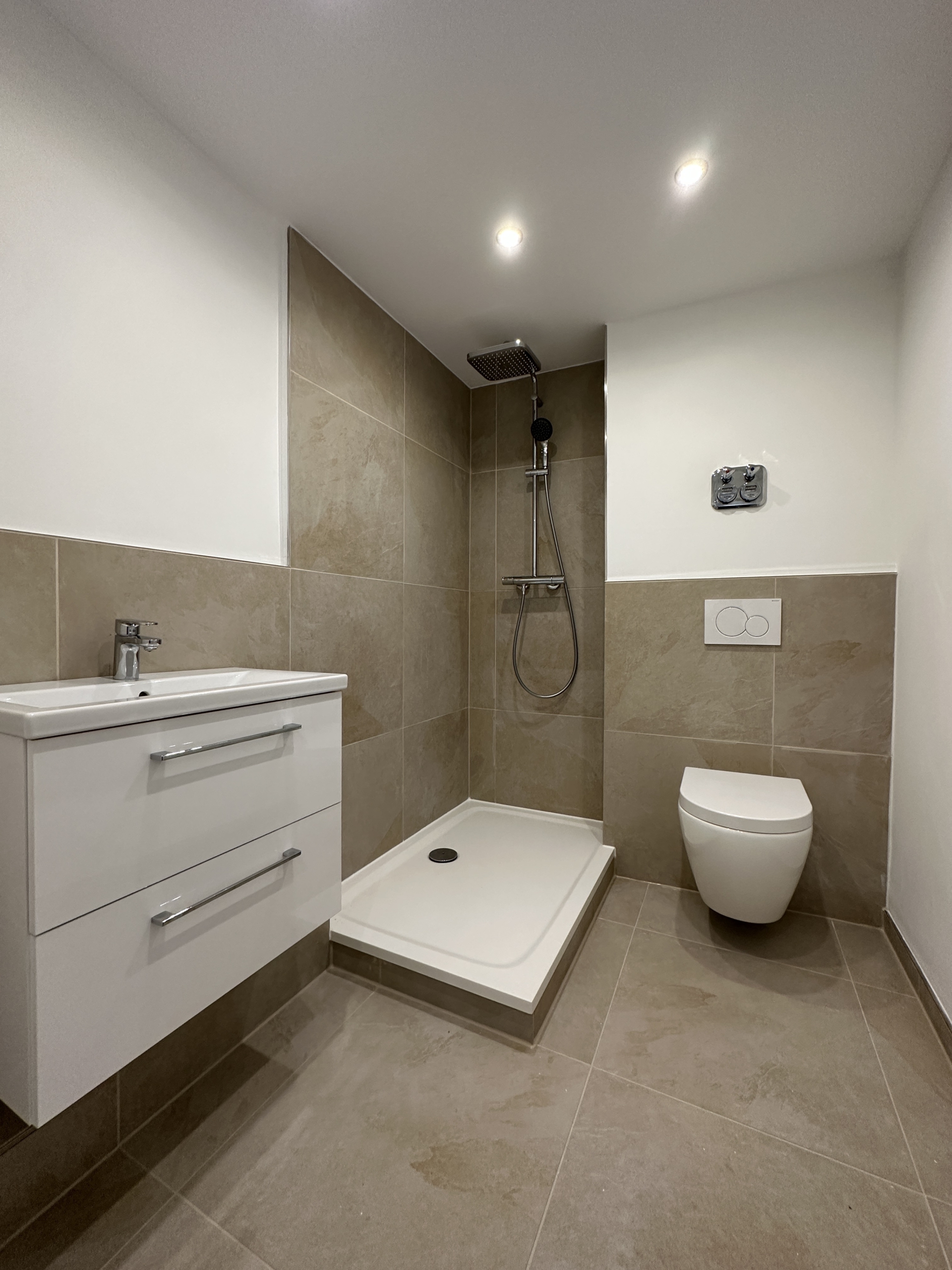 Badezimmer - Vollsanierte 2-Zimmerwohnung mit hochwertiger Einbauküche in Bestlage Hildesheim