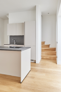 Einbauküche mit Blick zur Treppe - **RESERVIERT**-Remise mit höchster Ausstattung auf 2 Etagen und Terrasse