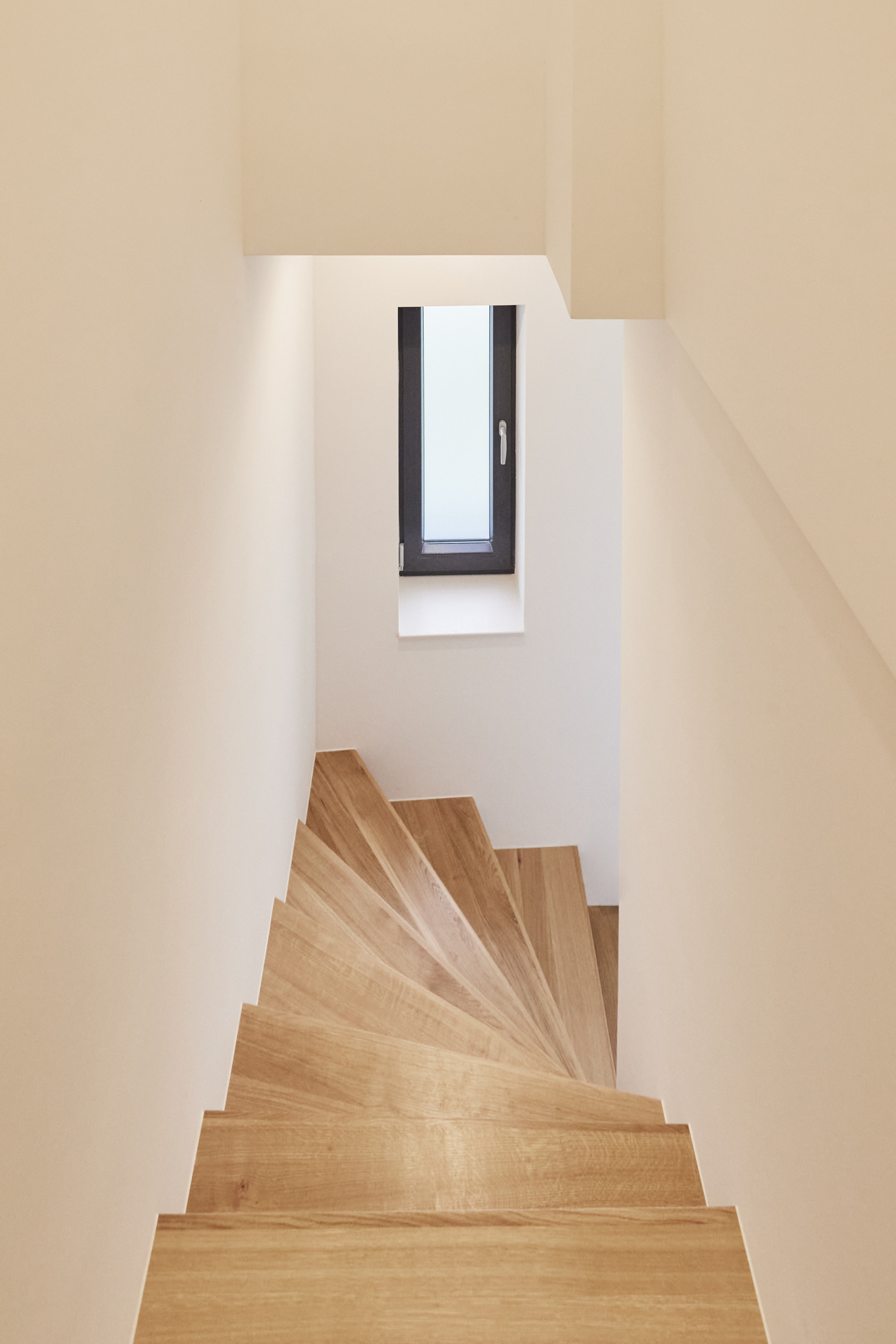 Treppe zwischen den Etagen - **RESERVIERT**-Remise mit höchster Ausstattung auf 2 Etagen und Terrasse