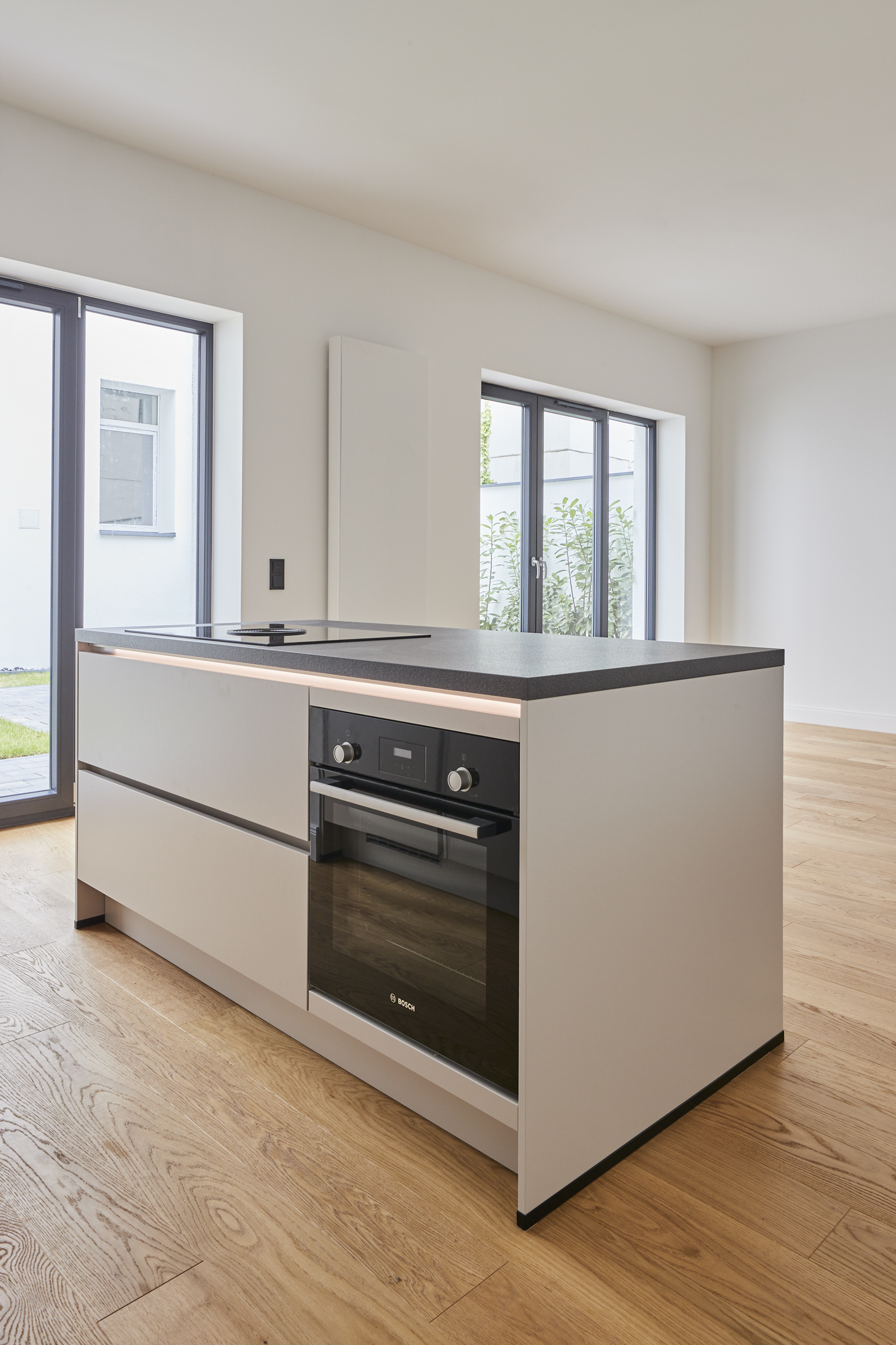 Detail-Küchenblock - **RESERVIERT**-Remise mit höchster Ausstattung auf 2 Etagen und Terrasse