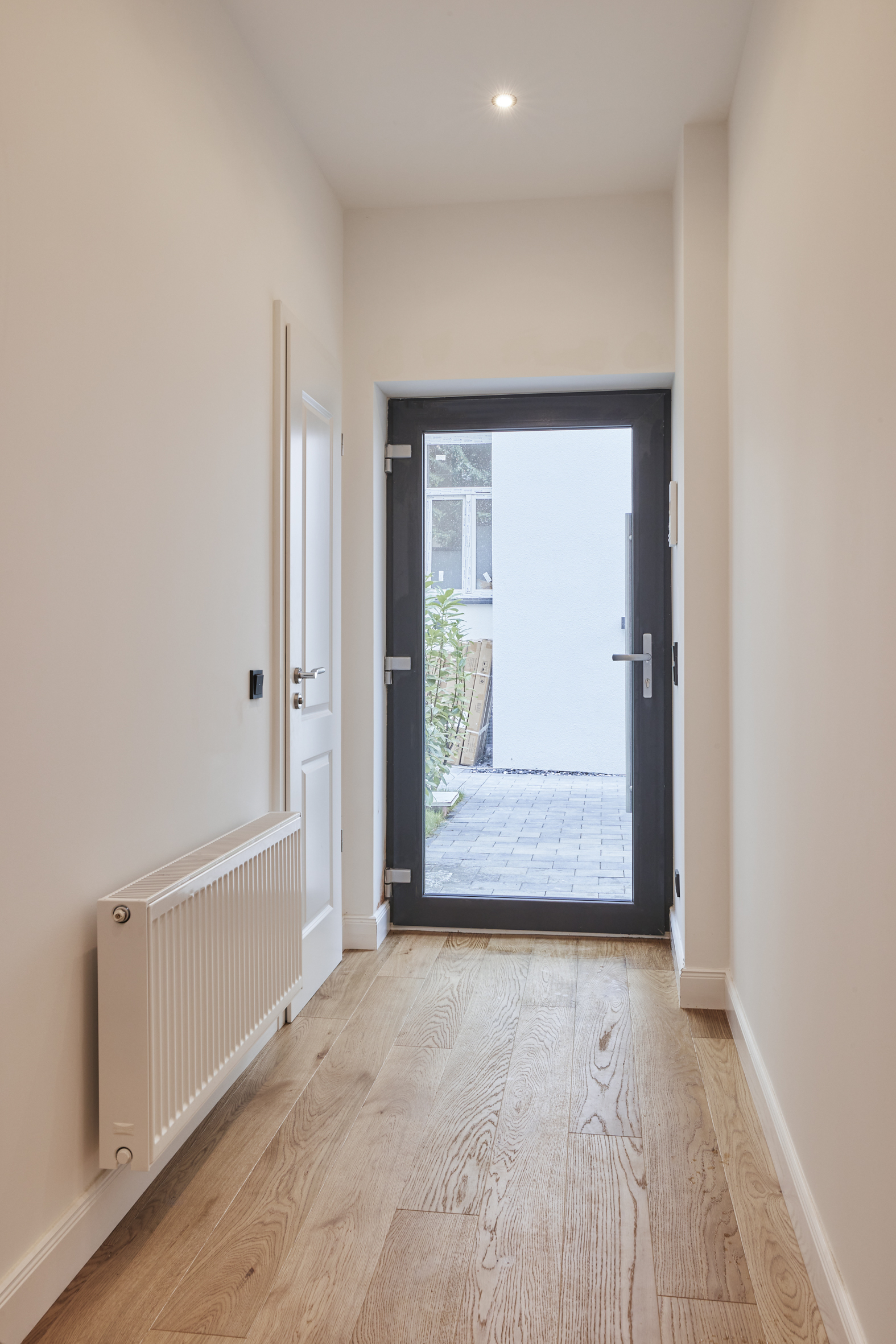 Flur mit Blick zur Tür - **RESERVIERT**-Remise mit höchster Ausstattung auf 2 Etagen und Terrasse