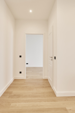 Flur - Blick zum Zimmer - **RESERVIERT**-Remise mit höchster Ausstattung auf 2 Etagen und Terrasse