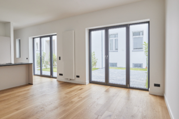 Wohnzimmer mit großer Fensterfront - **RESERVIERT**-Remise mit höchster Ausstattung auf 2 Etagen und Terrasse