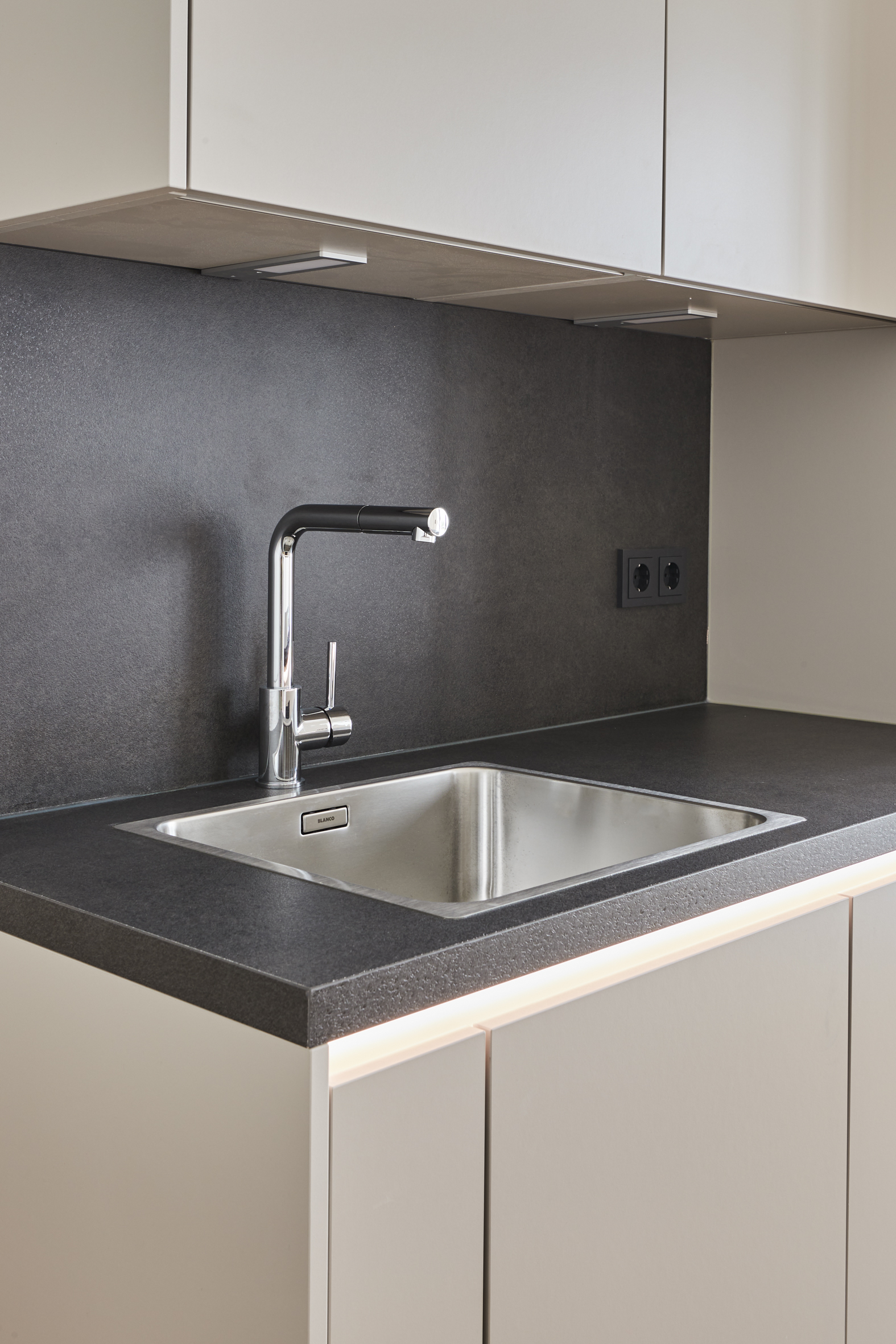 Detail Küche - **RESERVIERT**-Remise mit höchster Ausstattung auf 2 Etagen und Terrasse