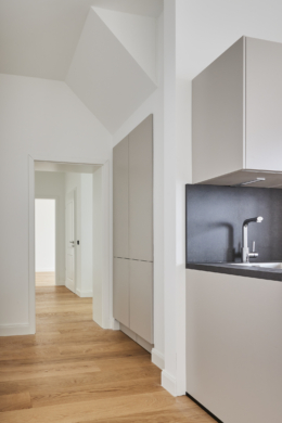 Wohnzimmer mit Blick in den Flur - **RESERVIERT**-Remise mit höchster Ausstattung auf 2 Etagen und Terrasse