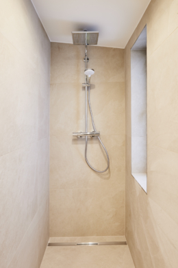 Walk In Dusche - **RESERVIERT**-Remise mit höchster Ausstattung auf 2 Etagen und Terrasse