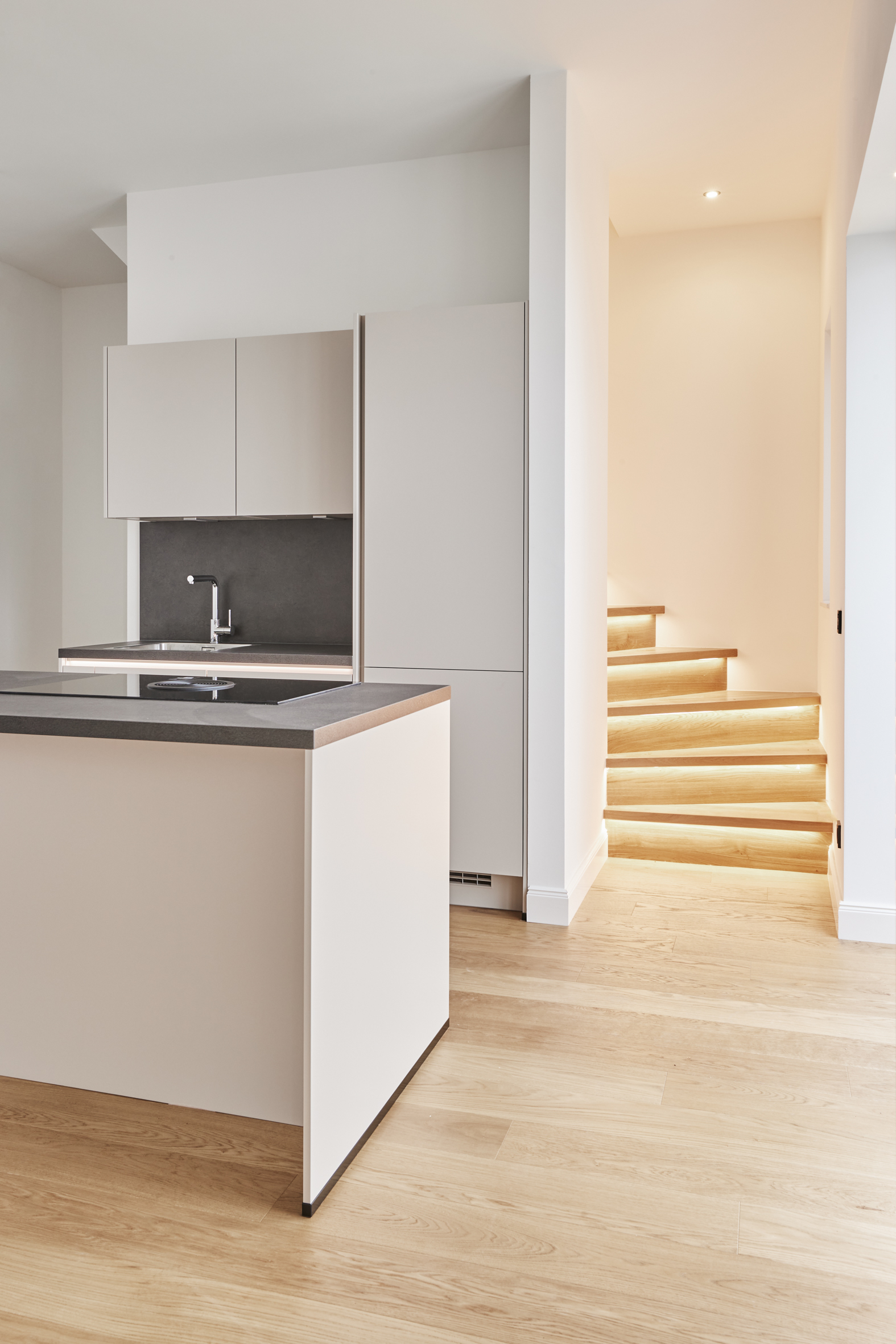 Küche mit Blick zur Treppe - **RESERVIERT**-Remise mit höchster Ausstattung auf 2 Etagen und Terrasse