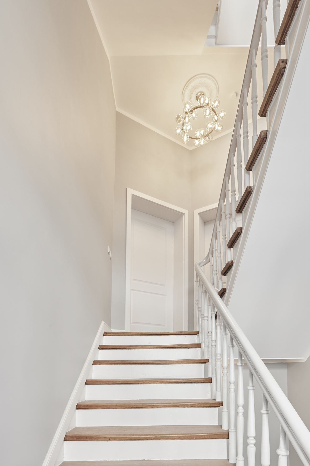 VHBlick auf das Treppenhaus - *verkauft*Großzügige Maisonettewohnung mit Eiche-Echtholzparkett in der Nordstadt