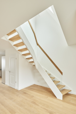 Treppe zum OG - *verkauft*Großzügige Maisonettewohnung mit Eiche-Echtholzparkett in der Nordstadt