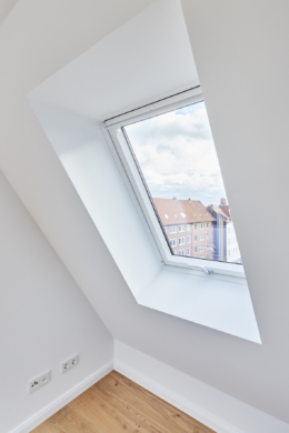 Detail-Dachfenster - *verkauft*Großzügige Maisonettewohnung mit Eiche-Echtholzparkett in der Nordstadt