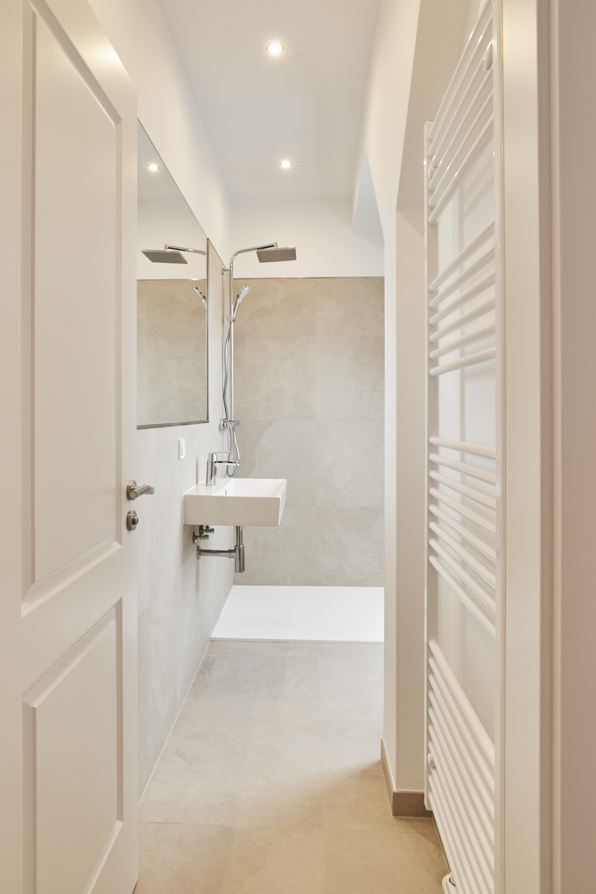 Badezimmer - *verkauft*Großzügige Maisonettewohnung mit Eiche-Echtholzparkett in der Nordstadt