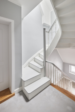 Treppenhaus - *verkauft*Großzügige Maisonettewohnung mit Eiche-Echtholzparkett in der Nordstadt