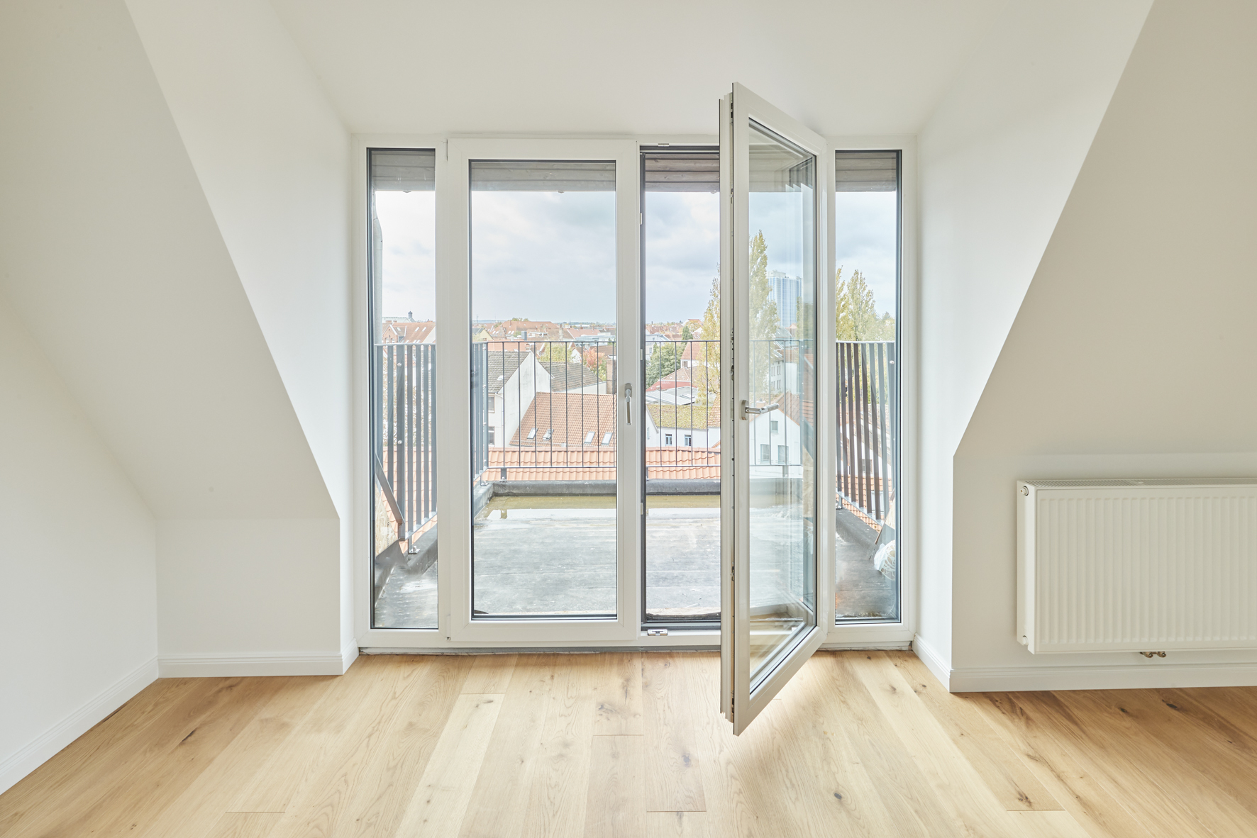 Zugang Balkon_ - *verkauft*Großzügige Maisonettewohnung mit Eiche-Echtholzparkett in der Nordstadt