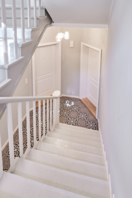 Treppenhaus-Zugang Wohnungen - *Reserviert* Sanierte 3-Zimmerwohnung mit Balkon und Einbauküche