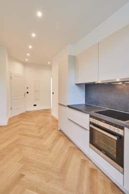 Küche - Blick in den Flur - *Reserviert* Sanierte 3-Zimmerwohnung mit Balkon und Einbauküche