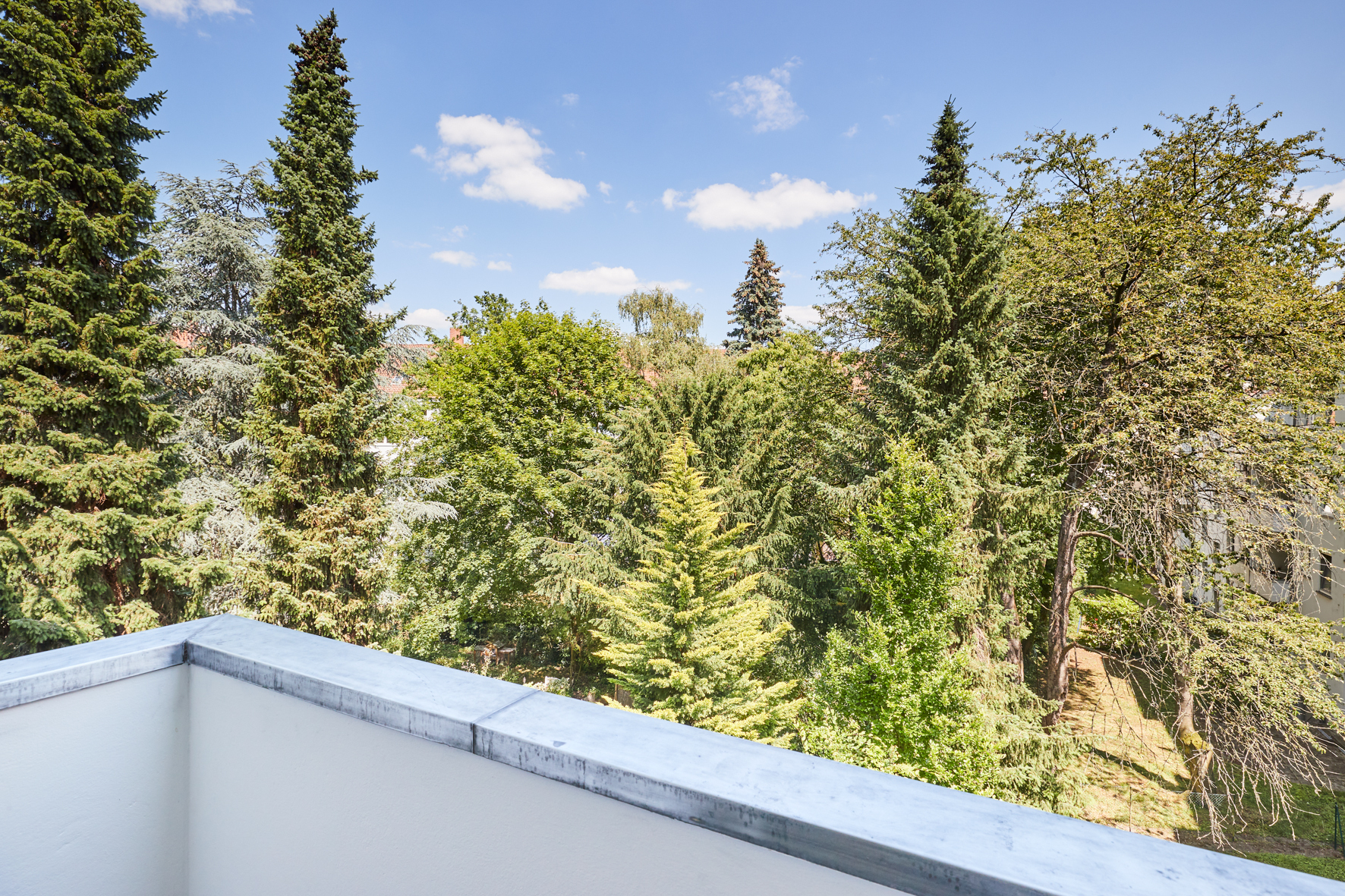 Ausblick Balkon - *Reserviert* Sanierte 3-Zimmerwohnung mit Balkon und Einbauküche