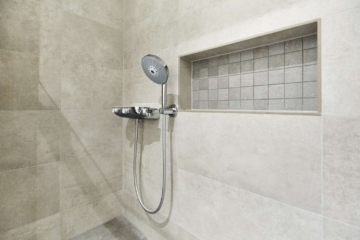 Dusche - Sofort bezugsfreie sanierte 3-Zimmer-Wohnung im Altbau in Schöneberg