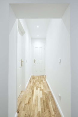 Flur zum Eingang - Sofort bezugsfreie sanierte 3-Zimmer-Wohnung im Altbau in Schöneberg