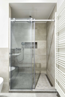 Dusche - Sofort bezugsfreie sanierte 3-Zimmer-Wohnung im Altbau in Schöneberg