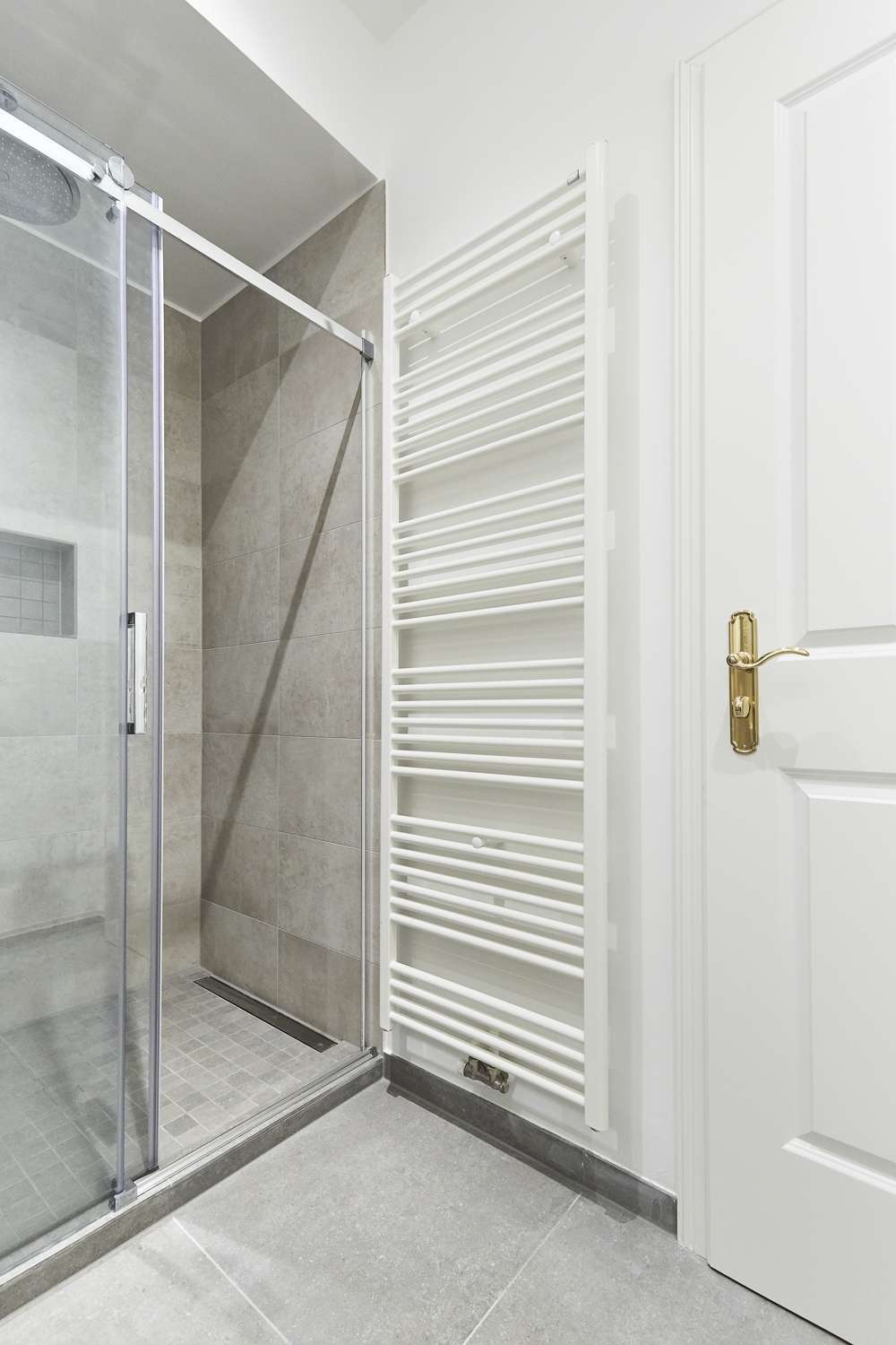 Badezimmer Handtuchheizkörper - Sofort bezugsfreie sanierte 3-Zimmer-Wohnung im Altbau in Schöneberg