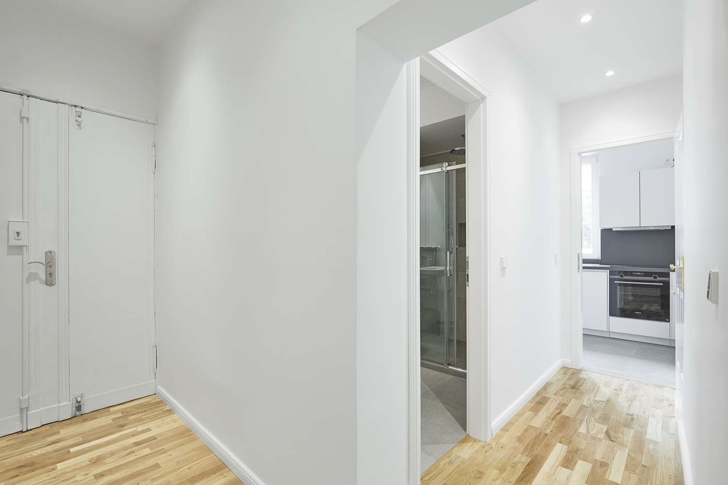 Flur - Sofort bezugsfreie sanierte 3-Zimmer-Wohnung im Altbau in Schöneberg