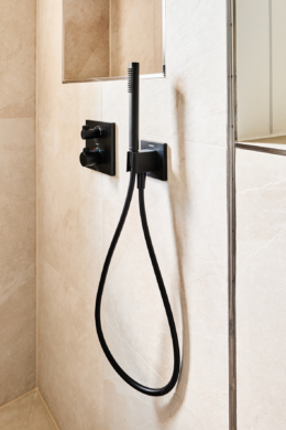 Bad-Armatur - Hochwertigster Wohntraum mit 3-Zimmern, Balkon und Einbauküche in der Südstadt