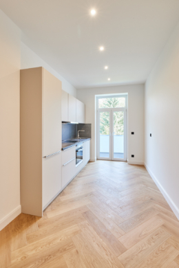 Küche - Blick zum Balkon - Hochwertigster Wohntraum mit 3-Zimmern, Balkon und Einbauküche in der Südstadt