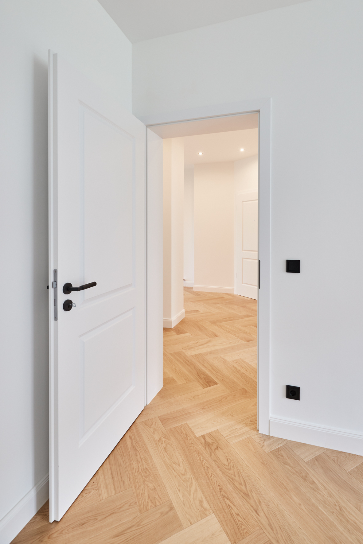 Zimmer 2 - Blick in den Flur - Hochwertigster Wohntraum mit 3-Zimmern, Balkon und Einbauküche in der Südstadt