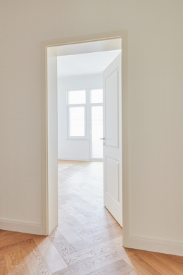 Blick in das Wohnzimmer - *Verkauft*Sanierte 2-Zimmerwohnung mit großer Küche und Balkon in Bestlage Hannover List