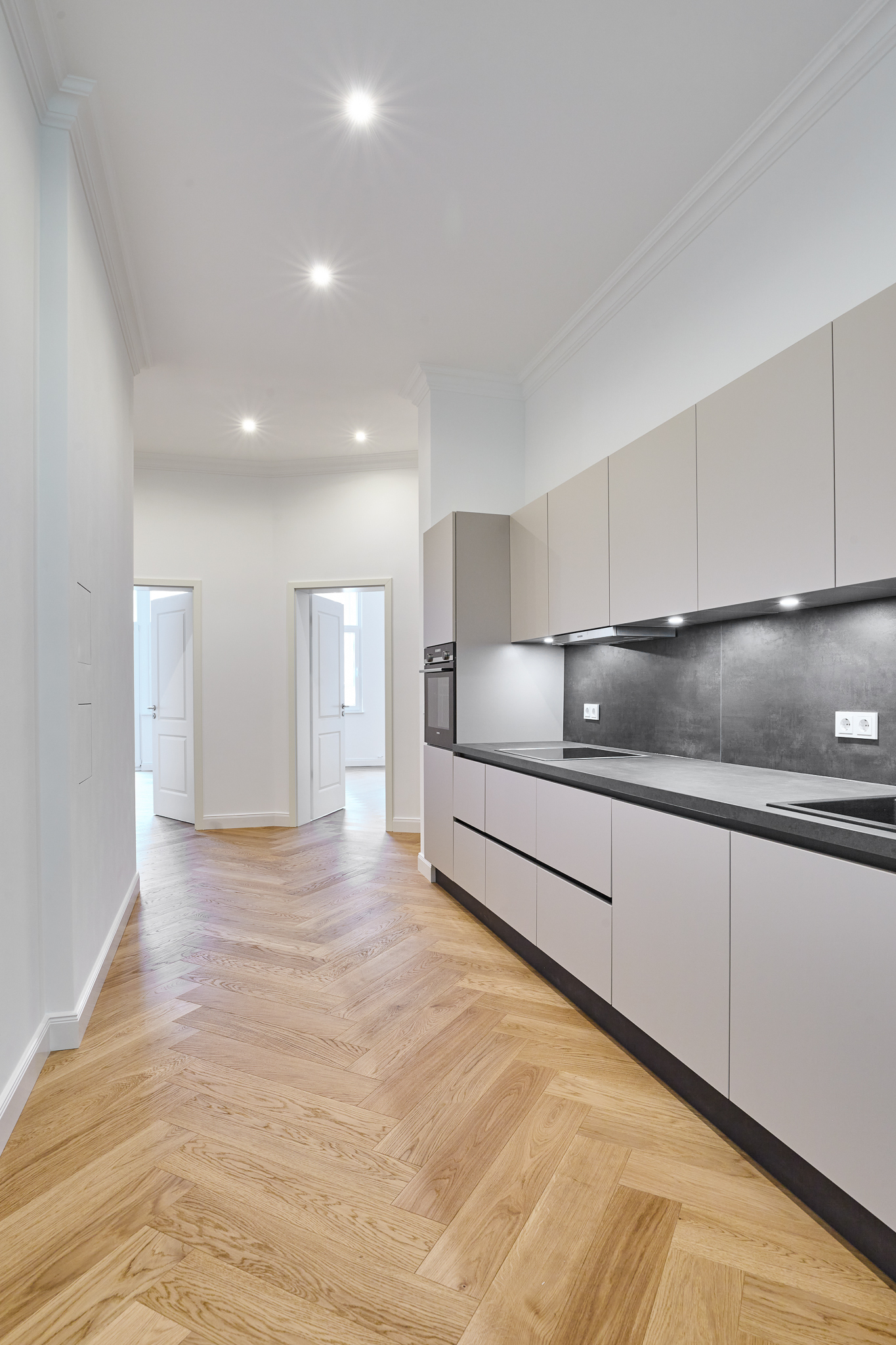 Küche - Blick in den Flur - *Verkauft*Sanierte 2-Zimmerwohnung mit großer Küche und Balkon in Bestlage Hannover List