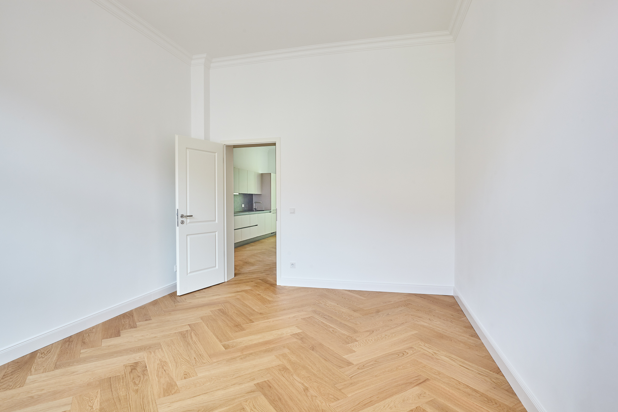 Wohnzimmer - *Verkauft*Sanierte 2-Zimmerwohnung mit großer Küche und Balkon in Bestlage Hannover List