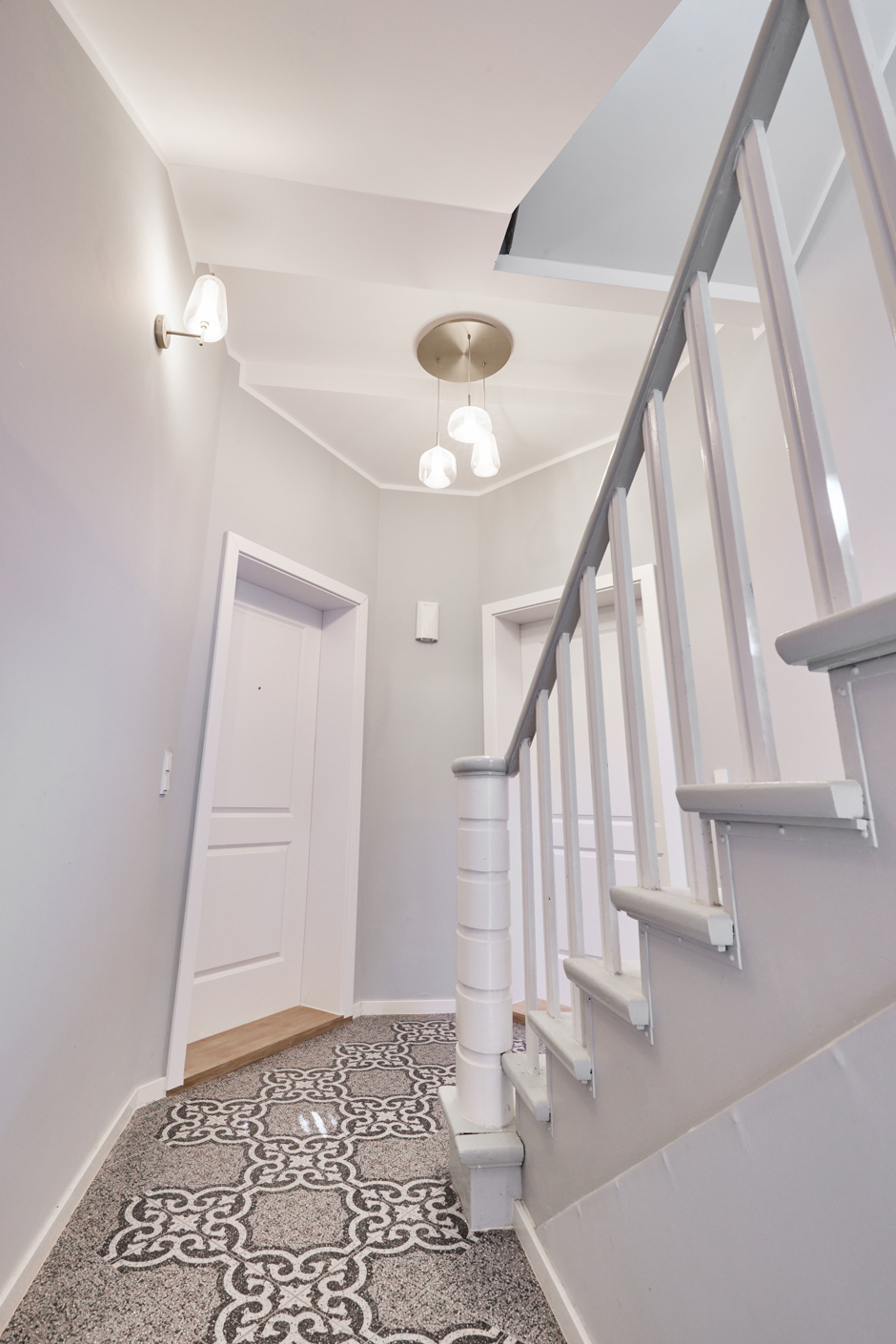 Hauseingang-LIghts - Hochwertige Dachgeschosswohnung mit Einbauküche und großem Tageslichtbad