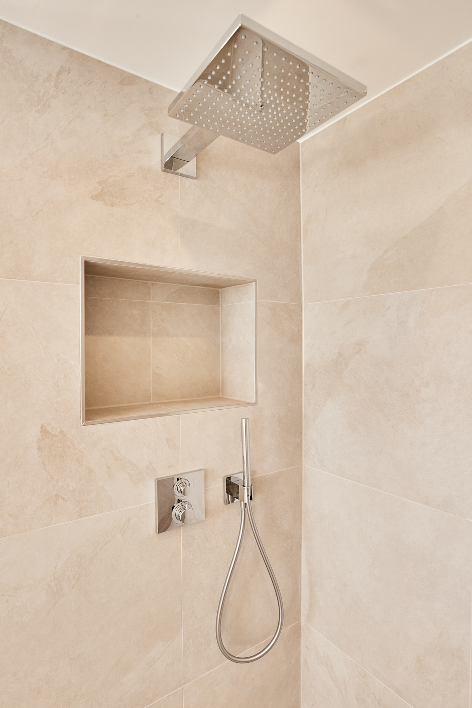 Badezimmer-Grohe - Hochwertige Dachgeschosswohnung mit Einbauküche und großem Tageslichtbad