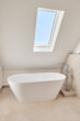 Hochwertige Dachgeschosswohnung mit Einbauküche und großem Tageslichtbad - Badezimmer-Badewanne